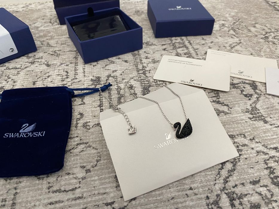 Lantisor Swarovski lebada medie neagra cu argintiu
