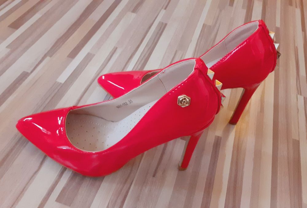 Продавам - Дамски лачени елегантни, червени обувки - 35 номер
