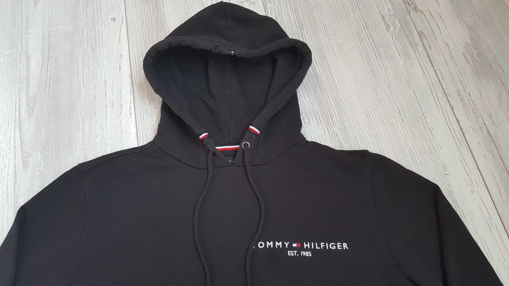 Памучен суичър Tommy Hilfiger в черно с качулка размер М