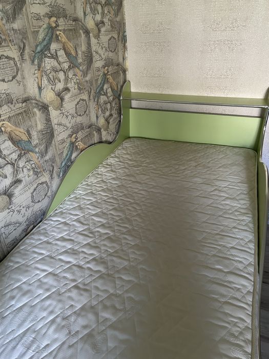 Детская кровать машинка