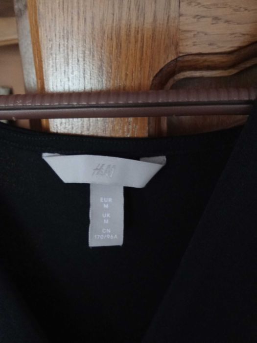 Rochie neagra cu mânecă lung.