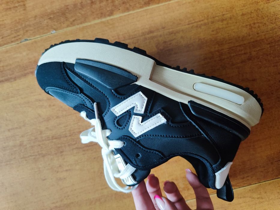 Продам женские кроссовки