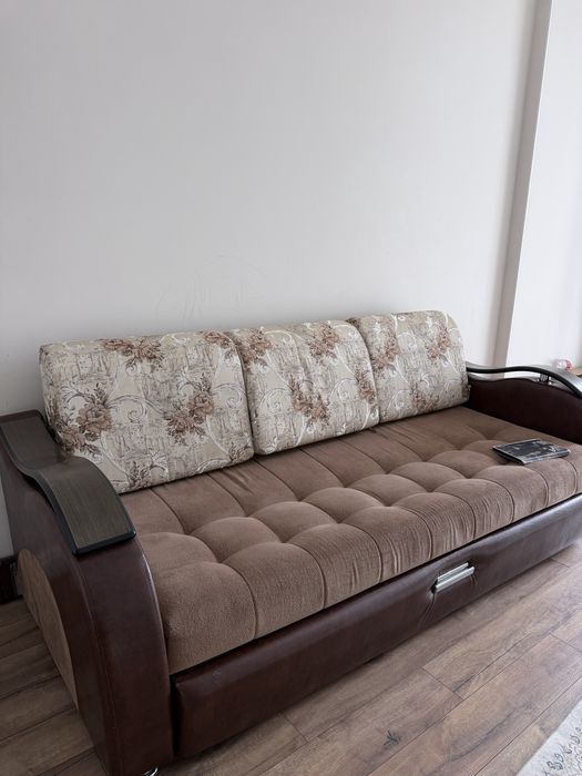 Диван прямой с подушками