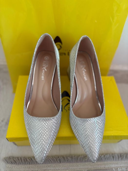 Продается Туфли женские новые