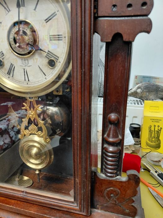 Vând ceas vechi cu pendul