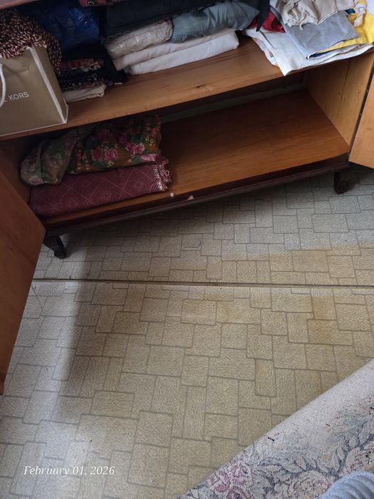 Donez comoda din lemn lăcuit