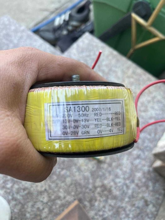 Transformator toroidal SA1300 funcțional, ieșiri multiple – numai 100 lei