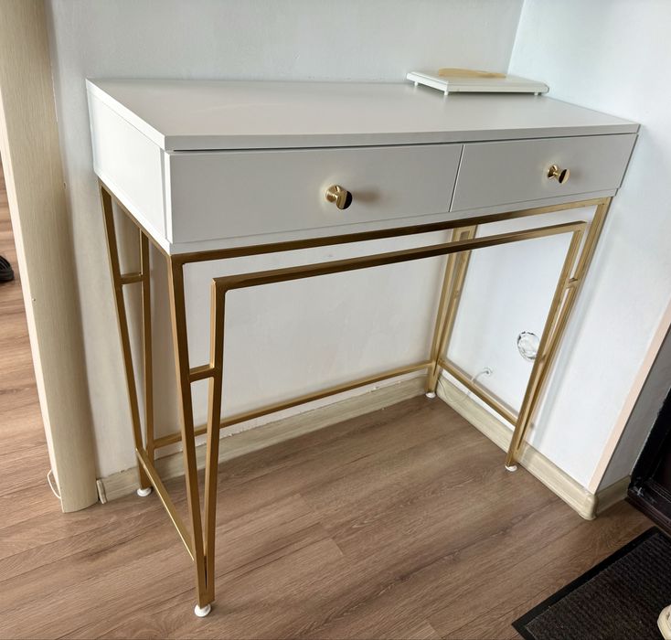 Консоль. Туалетный столик.