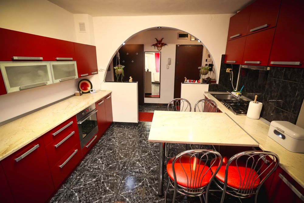 Închiriez apartamen