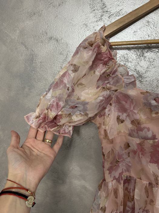 Rochie midi cu flori si maneci bufante