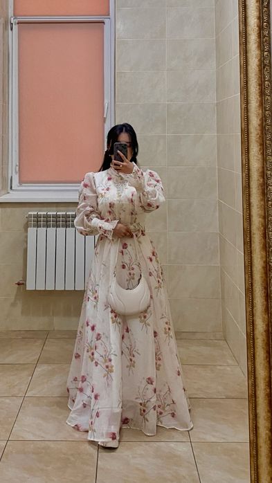Нежное платье с пышными рукавами