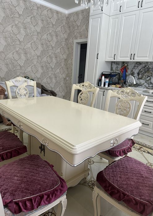 Продам обеденный стол с 6 стульями.