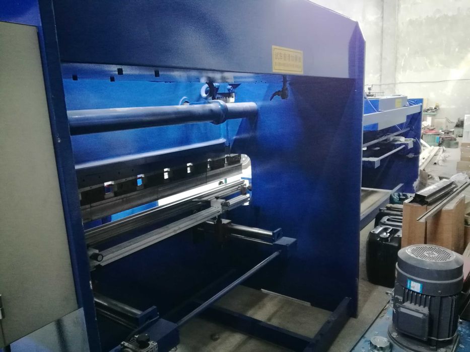 гибочный станок на 63 тонн × 2500мм чпу. Быстро съёмная насадка