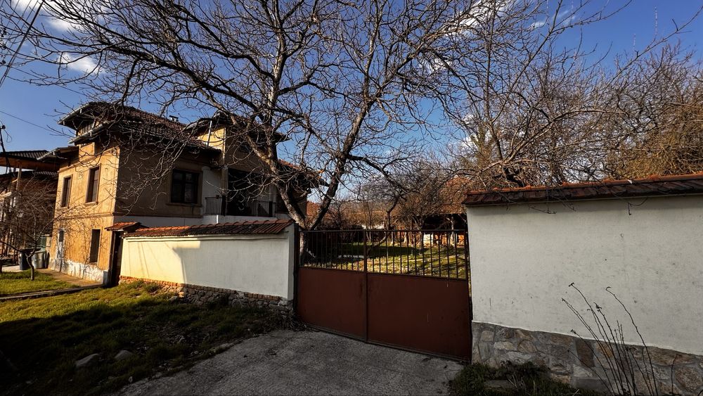 Къща с двор в с. Трудовец, общ. Ботевград