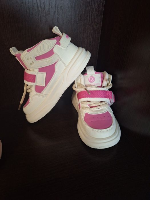 Vând adidasi , o pereche a fost purtata odată cea roz cu alb