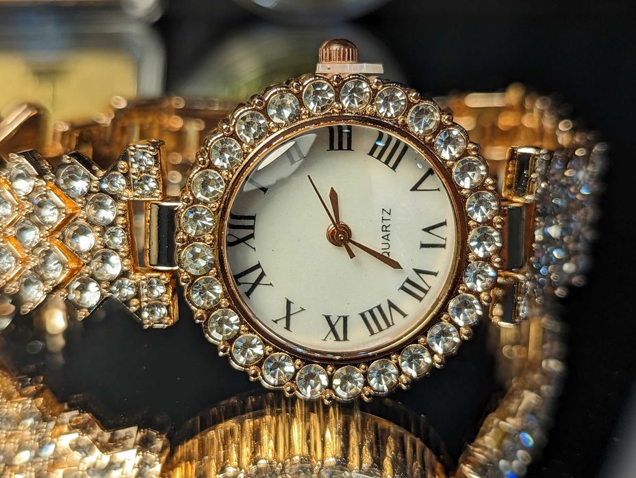 Страхотен дамски позлатен часовник   с множество камъни.