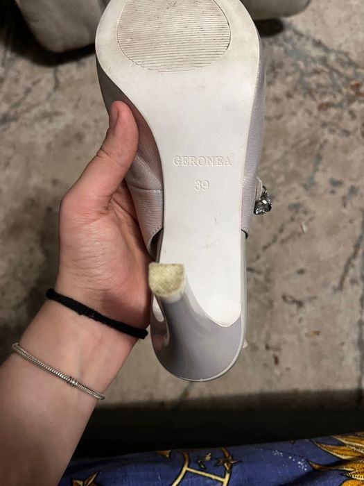 Продам женские туфли