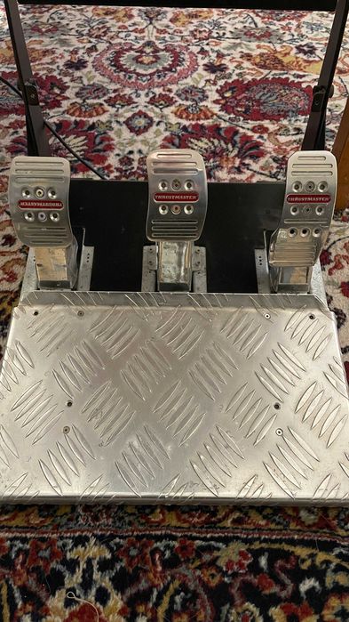 Продавам комплект волан и бюро: Thrustmaster T500 RS + Ultradesk Frag V3