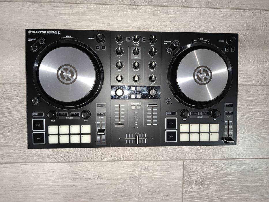 DJ-контроллер Native Instruments Traktor Kontrol S2 MK3