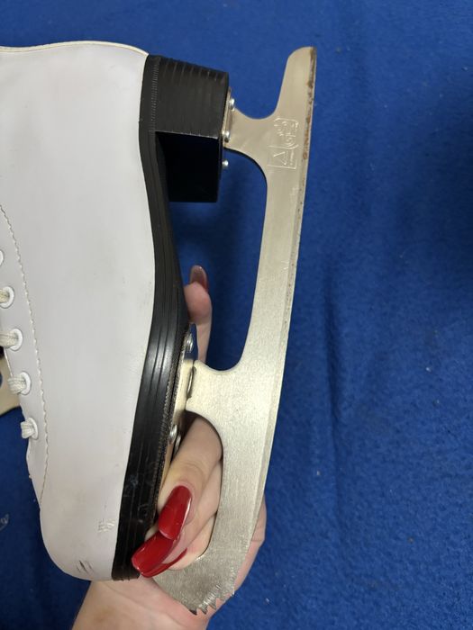 Коньки фигурные продам