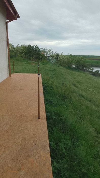 Proprietate Premiun Casă-vilă P+M de vânzare în Naipu (40 km de București) – Teren 2000 mp, priveliște superbă și neobturată spre râul Câlniștea.