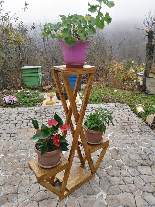 етажерка за стена и цветарник