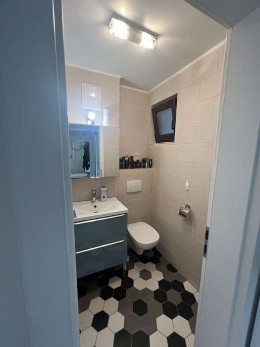 Vand apartament 3 camere renovat partial mobilat.