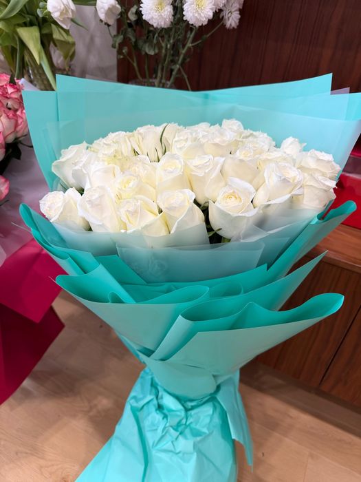 Огромный букет из 45 метровых галанских роз