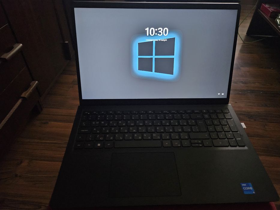 Лаптоп DELL Vostro 3520