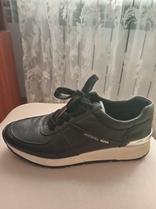 Продаются кроссовки женские