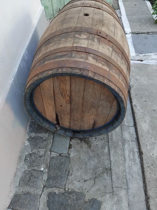 Se vinde butoi vin esenta tare .