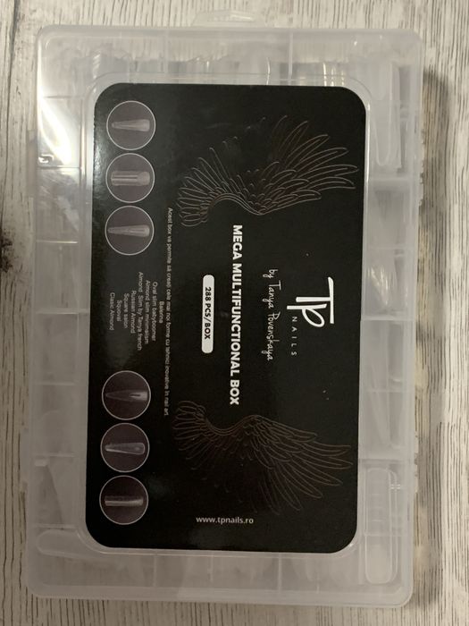 Vand produse pentru manichiura si pedichiura, cu tot cu masa