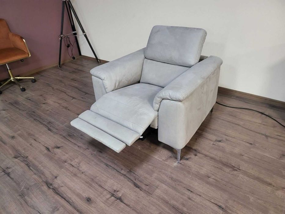 Светло сив фотьойл от плат с електрически релаксиращ механизъм