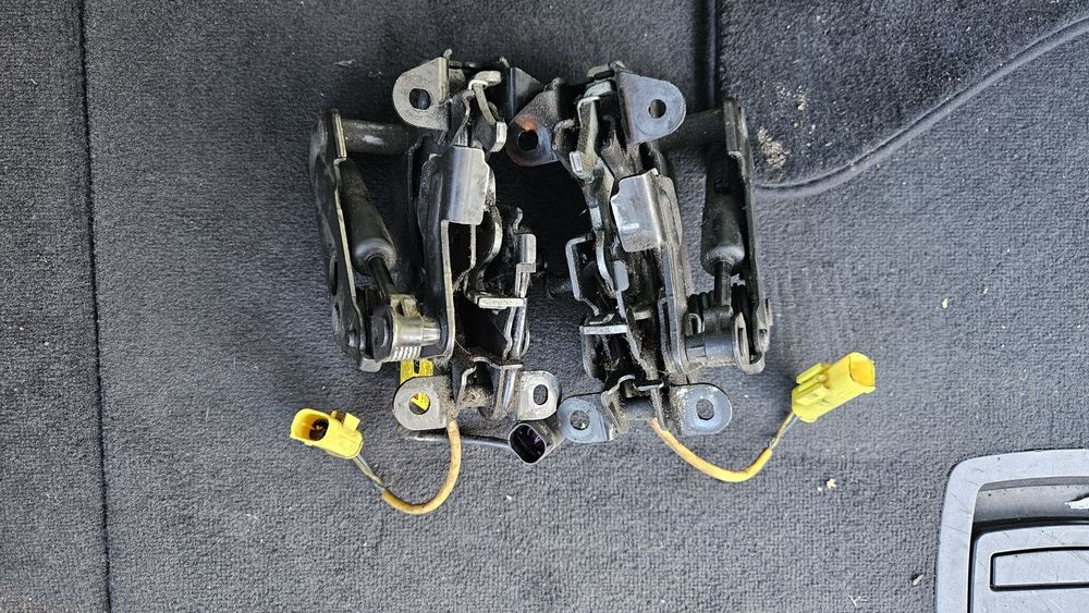 Лява и дясна брава за преден капак за BMW F10/F11 БМВ Ф10/Ф11