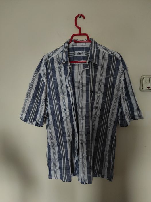 Cămăși de diferite mărimi și modele diferite