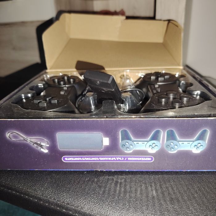 безжична ретро игрова конзола тип стик (Game Stick) с 860 предварително инсталирани игри и два безжични контролера.