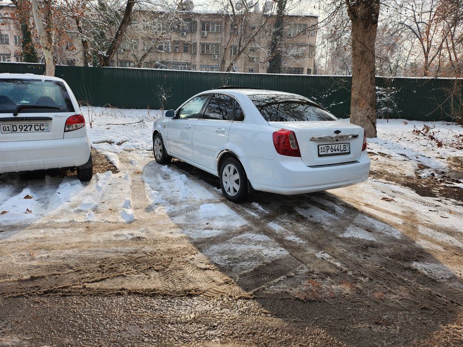 Срочно Lacetti-1.6 АВТОМАТ. 2013г НЕбитая НЕгнилая. Звонить 12до20 час