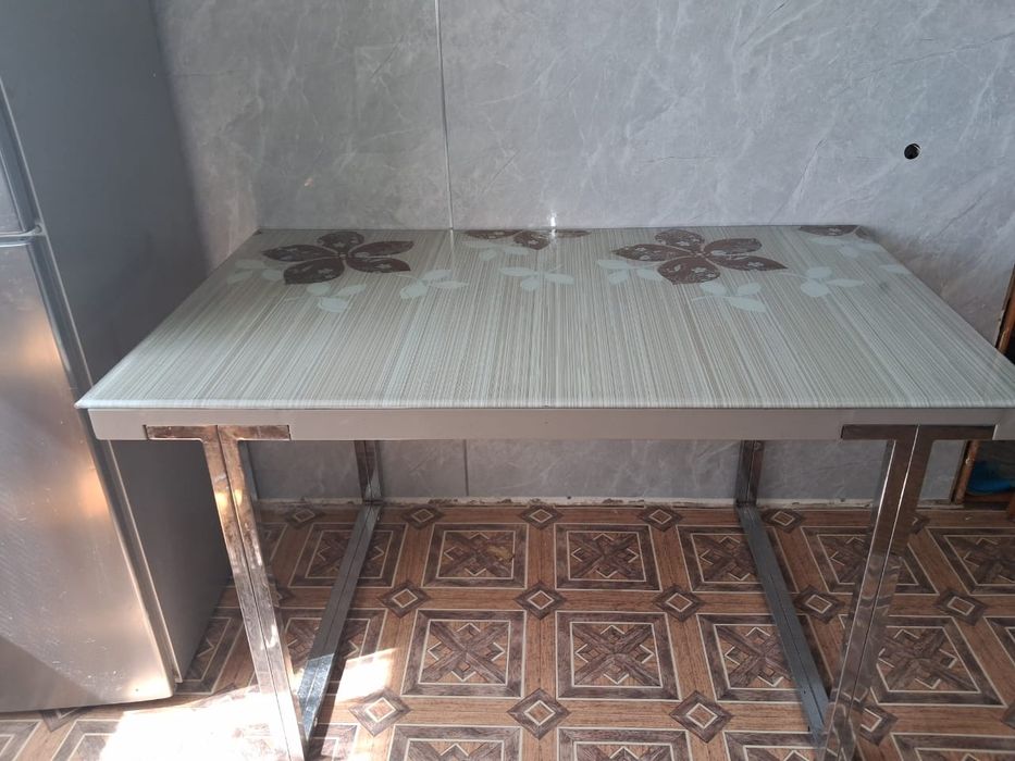 Продам стеклянный стол