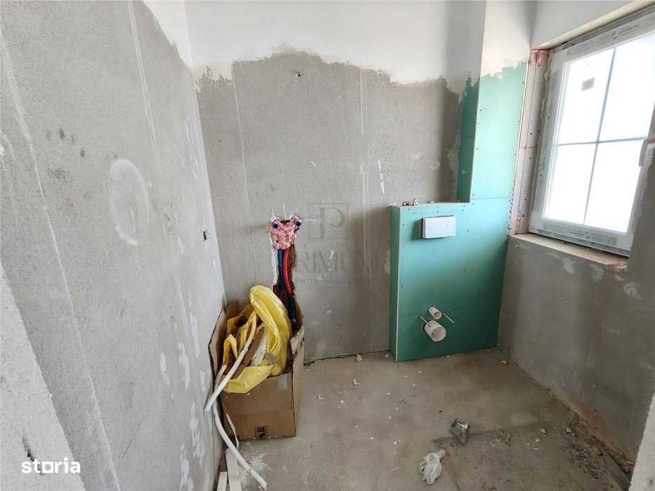 Duplex 5 camere - despartit prin garaj - teren generos