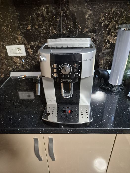 Espressor automat DeLonghi Magnifica S – cafea boabe, stare foarte bun