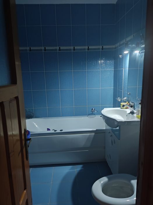 Închiriez apartament cu 3 camere mobilat utilat complet