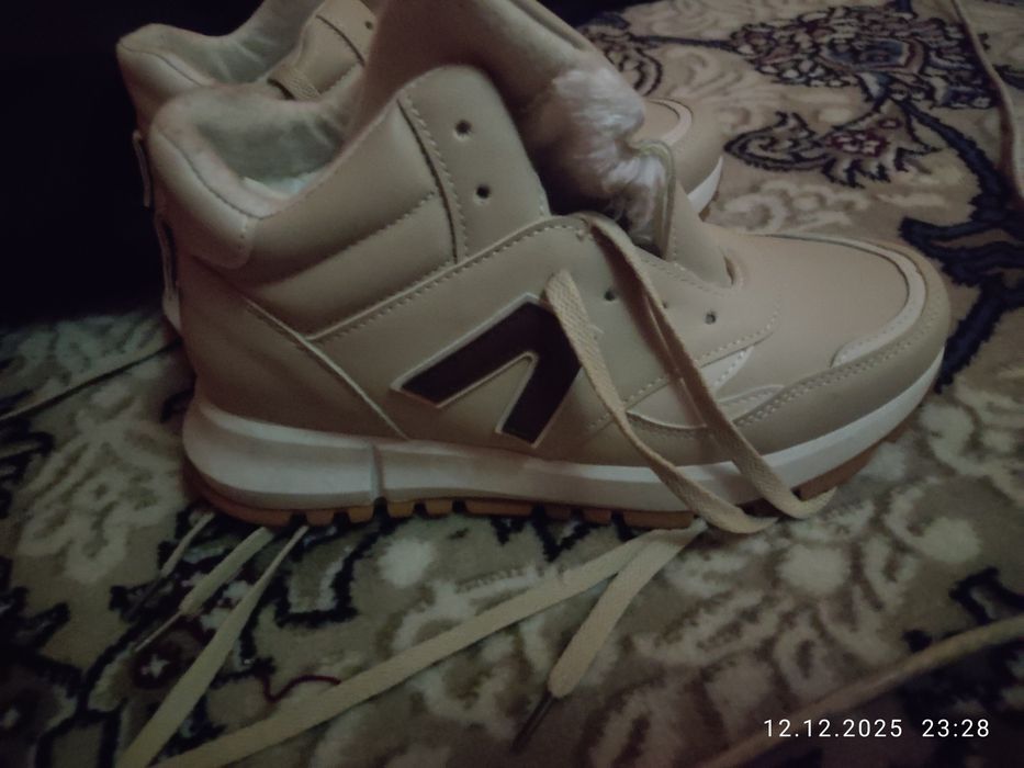 Кроссовки женские зимние