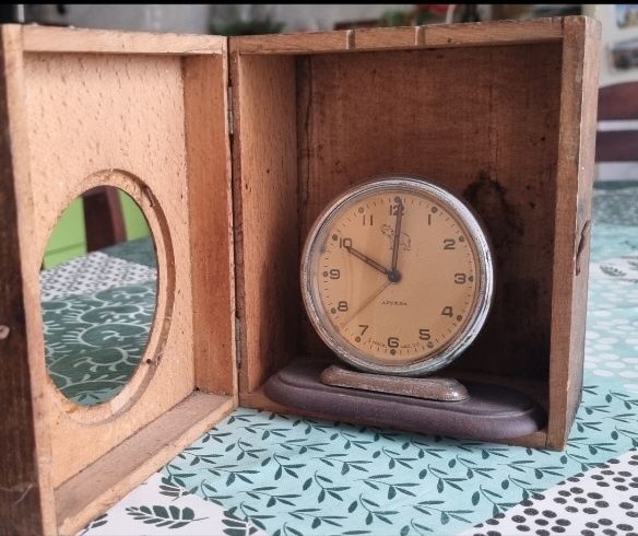 Стара дървена кутия за часовник
