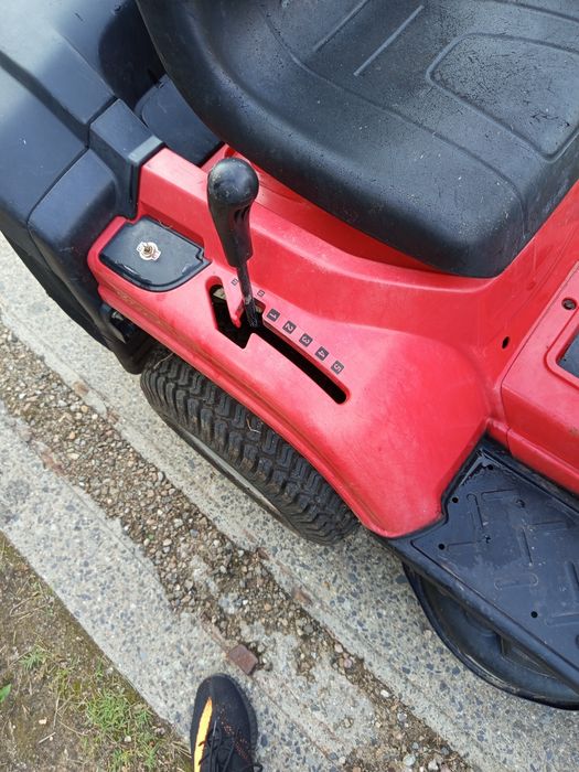 Tractoras tuns iarba