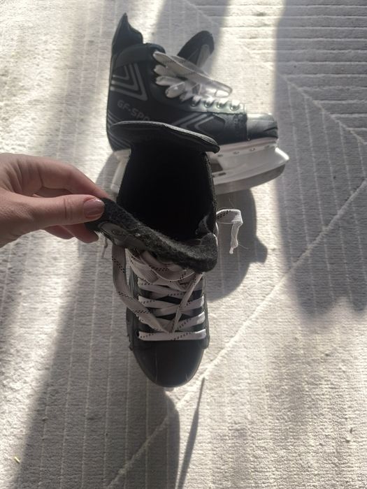 Продаю коньки черные