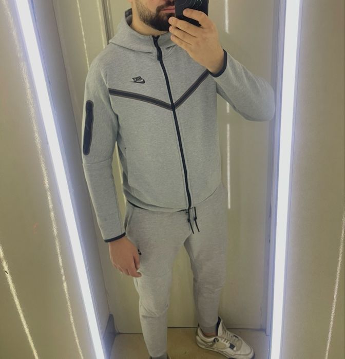 Vand pantaloni Nike Tech Fleece