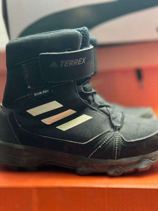 Продамботинки адидас на мальчика и на девочку .