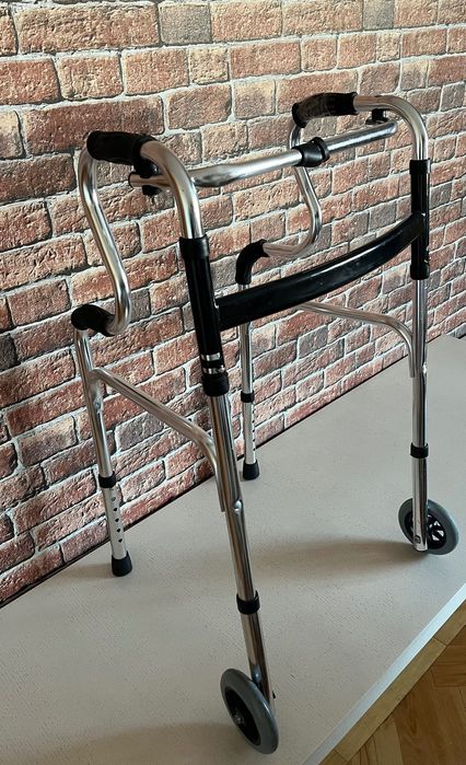 Ходунки для взрослых с колесами