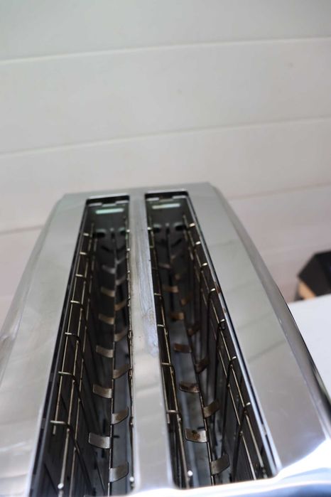 Тостер от неръждаема стомана Russell Hobbs Victory, Неръждаема стомана (6 регулируеми нива на препичане, 1000W), лек ДЕФЕКТ