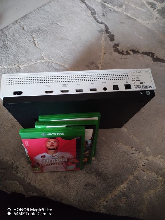 Xbox one s , memorie 1tb,puțin folosit 8 jocuri